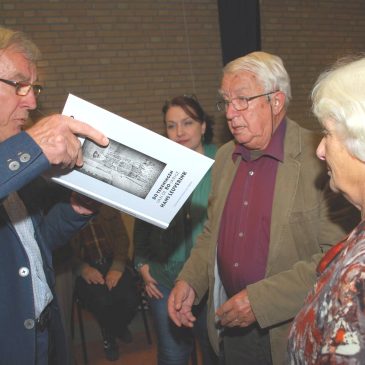 2014-nov, uitreiking pentekeningen boek                Hans Leuverink in Stefanshof.